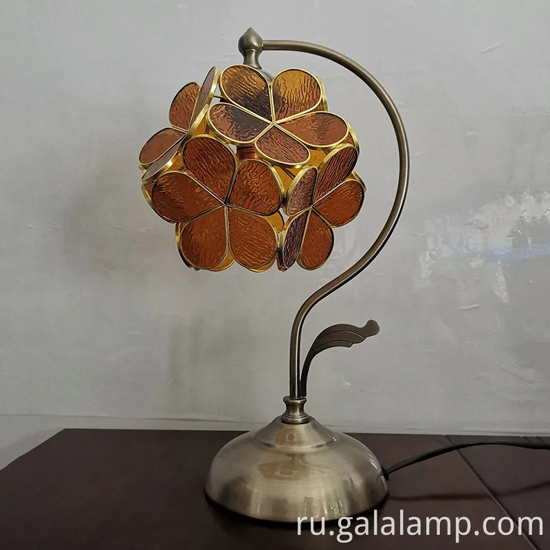 Элегантная цветочная настольная лампа для теплой спальни светится